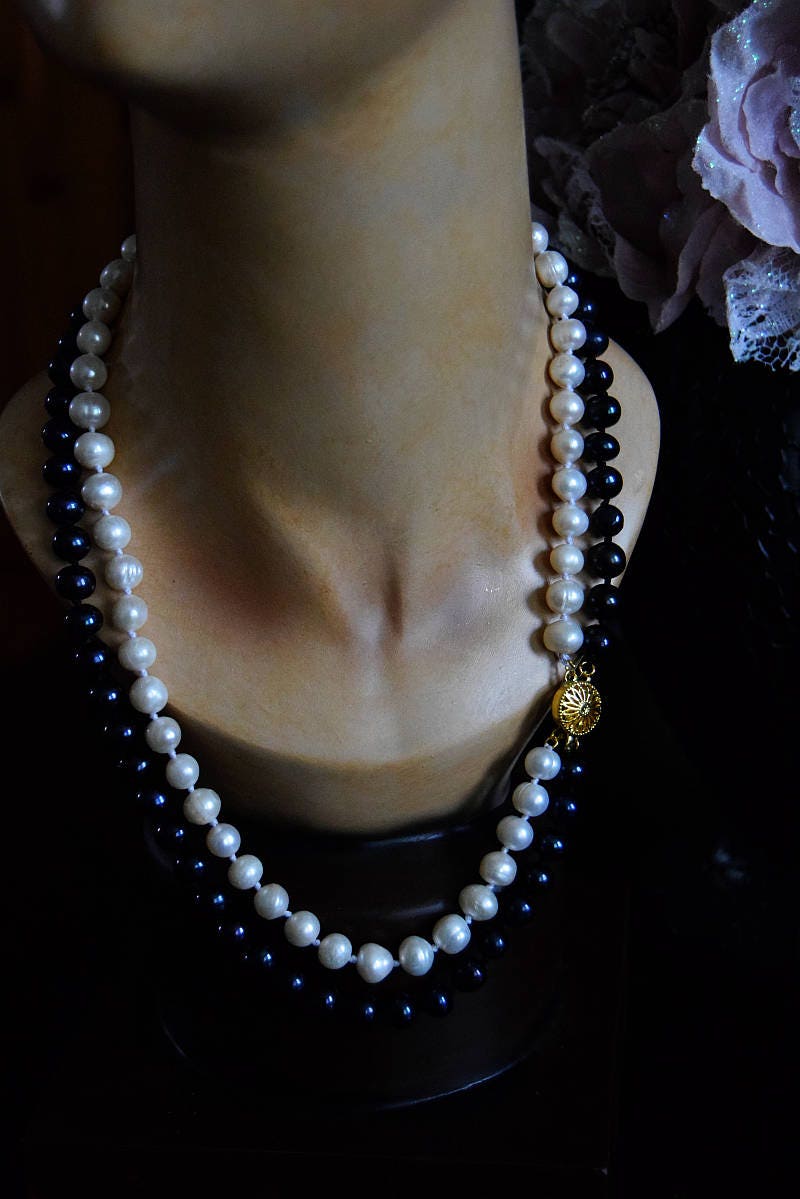 Vintage Art Deco black white pearl Vintage Victorian Edwardian roound Jade necklet necklace stick white sterling choker