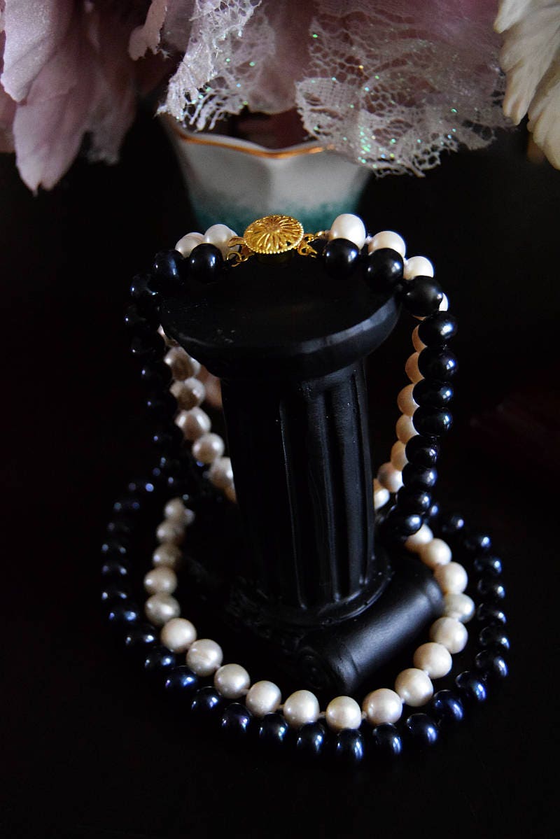 Vintage Art Deco black white pearl Vintage Victorian Edwardian roound Jade necklet necklace stick white sterling choker
