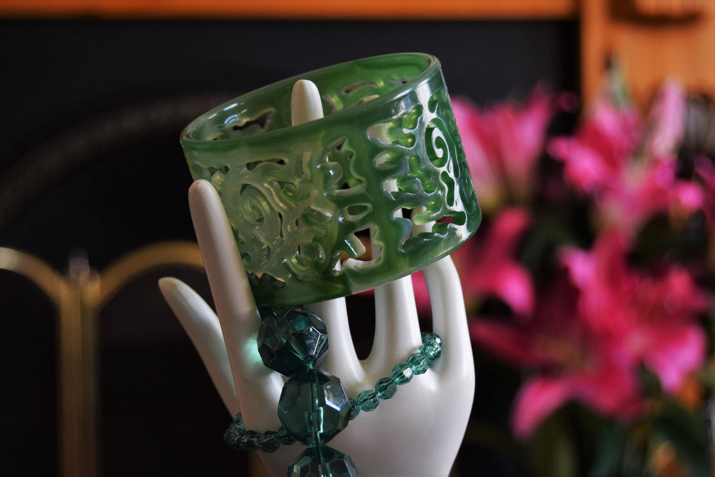 Stunning Carved Retro Avant Garde Vintage 1920's jade bakelite emerald statement bangle bracelet