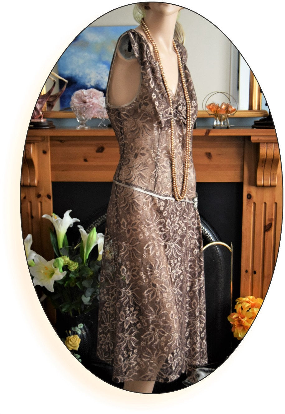Vintage la beauté de la dentelle Divine Vintage Gold Chantilly Metallic shine Lace Beaded 1920's style cocktail dress Size UK 14 US 10
