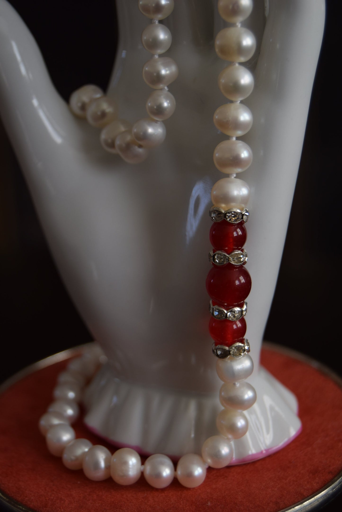 Gorgeous 1980's white and red ruby freshwater pear necklace stunning Very chic and classic style